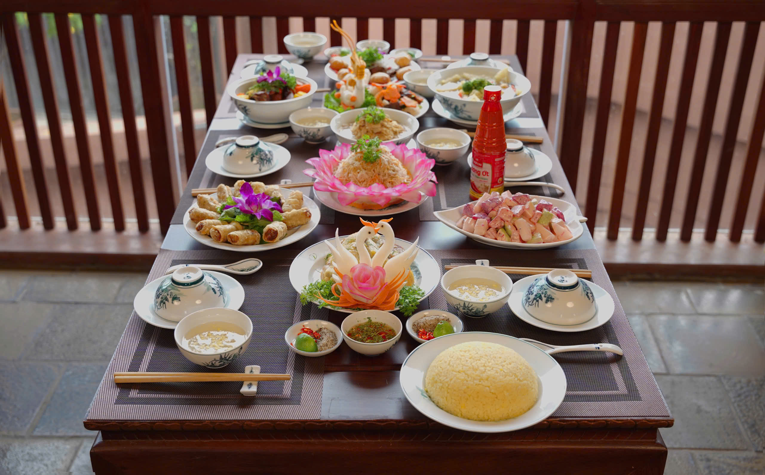 Thưởng thức cỗ Bát Tràng