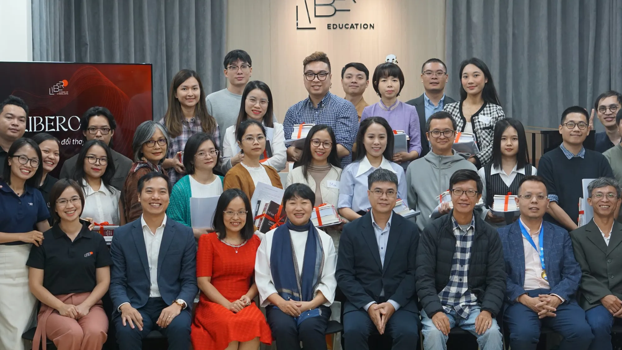 Học viên và giảng viên Libero chụp ảnh chung