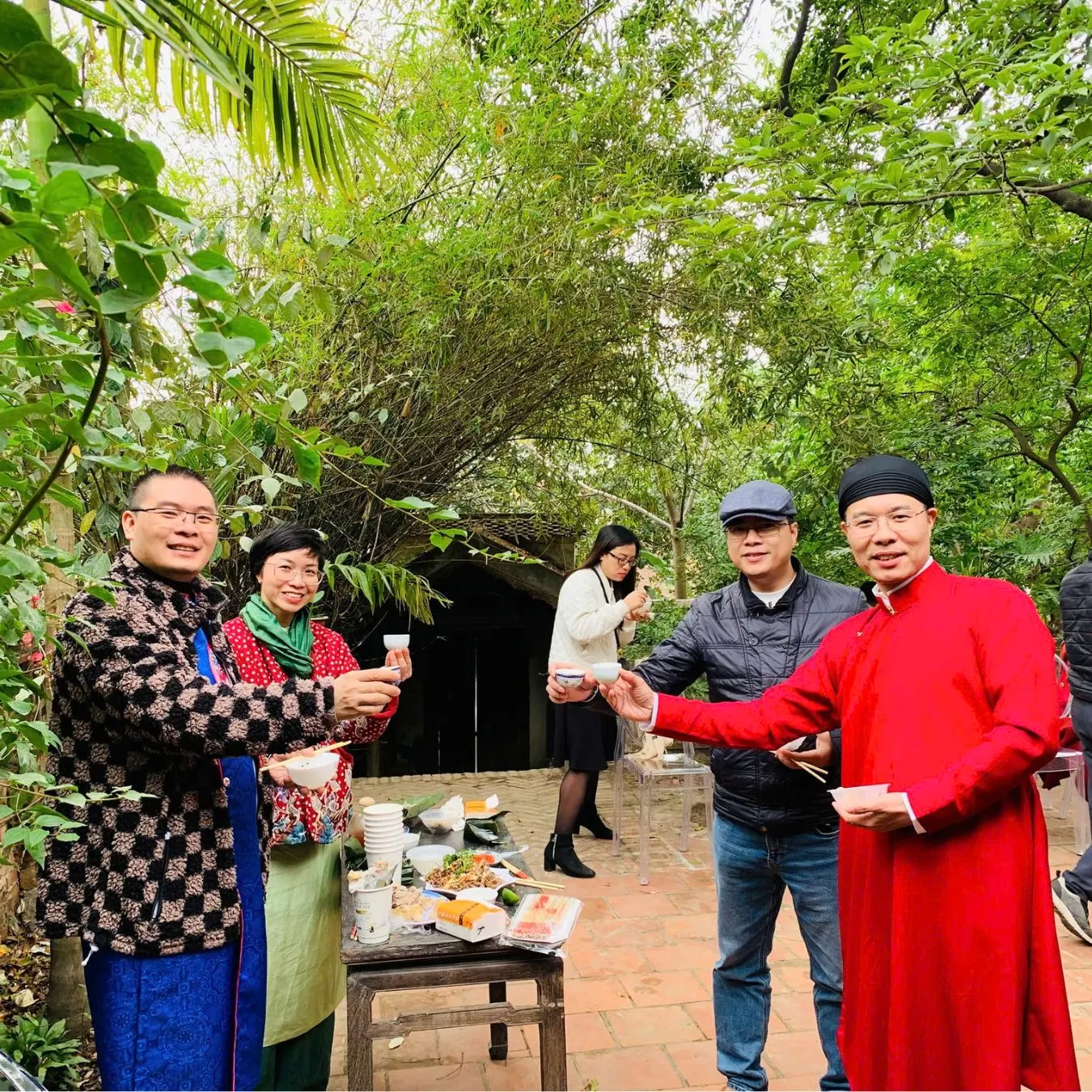 Học viên trong trang phục truyền thống tại một không gian văn hóa