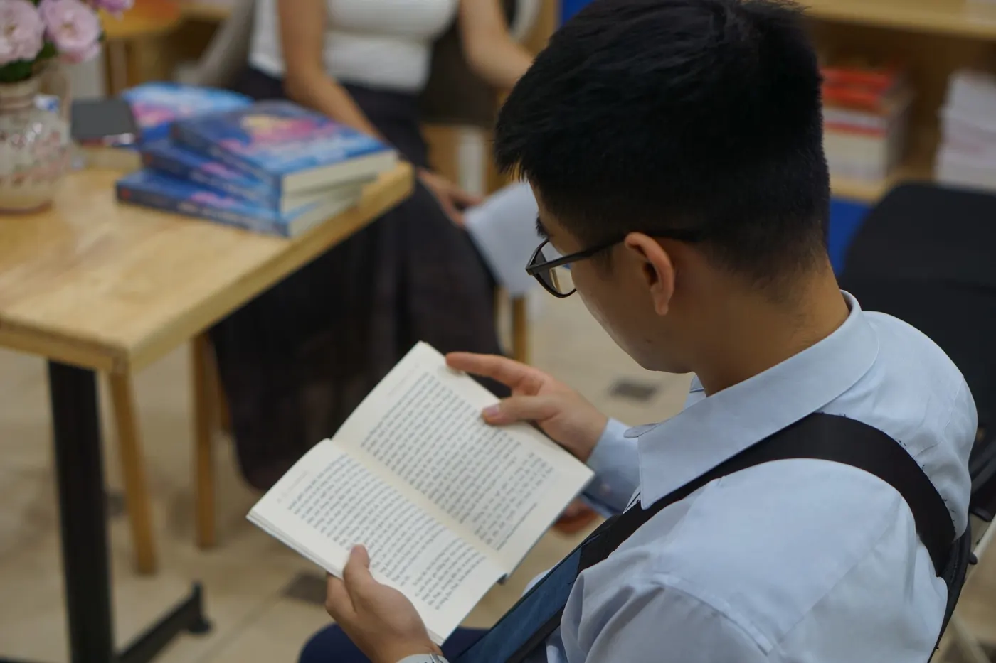 Một học viên đang đọc sách