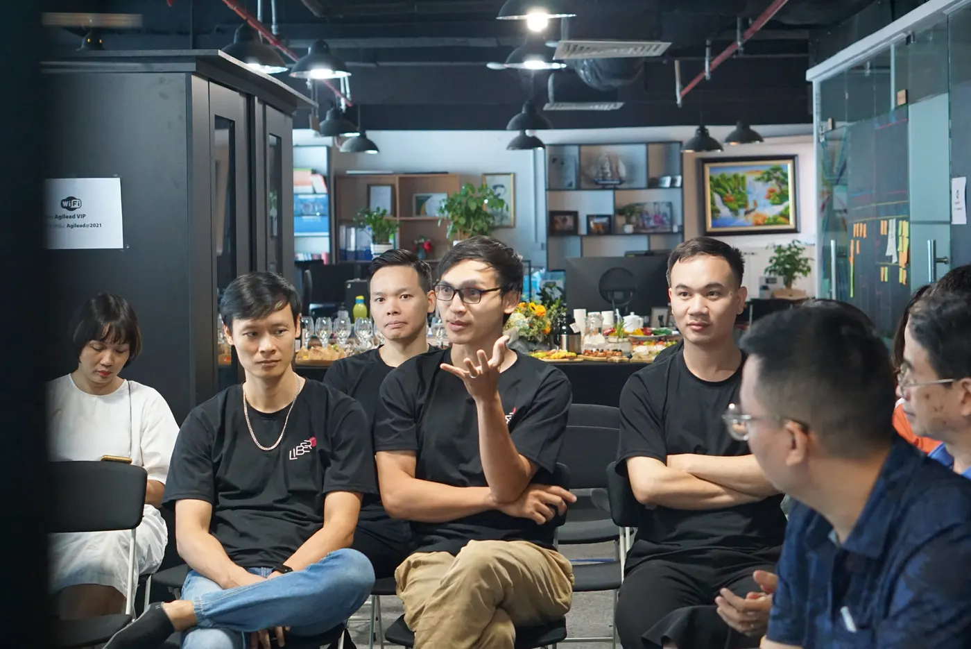 Học viên thảo luận trong lớp học