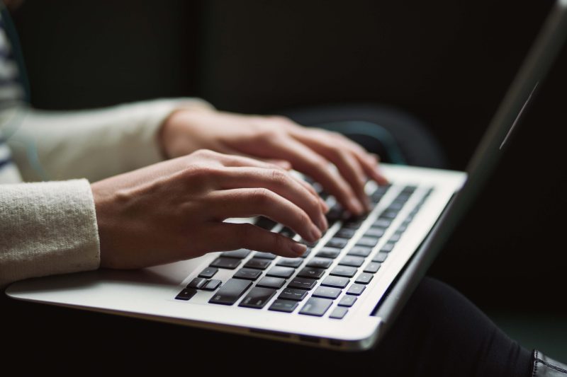 1 content writer đang viết bài