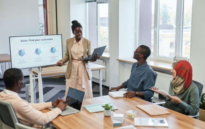 1 nhóm đang thảo luận dưới sự dẫn dắt của lãnh đạo