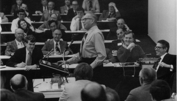 peter-drucker-da-tung-giang-day-tai-cac-truong-dai-hoc-uy-tin