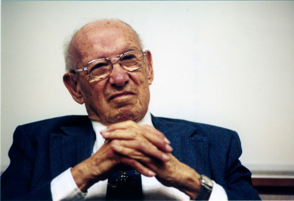 peter-drucker-duoc-coi-la-cha-de-cua-quan-tri-kinh-doanh-hien-dai