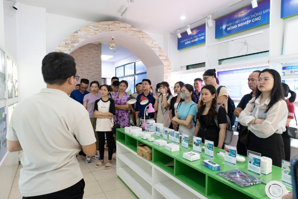 doan-hoc-vien-tham-quan-showroom-he-sinh-thai-san-pham-40-va-showroom-led